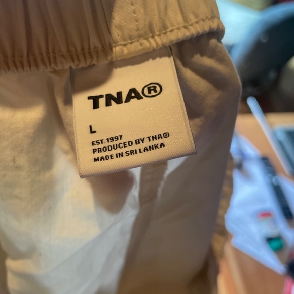 Cream cargo shorts - Picture 3 of 4